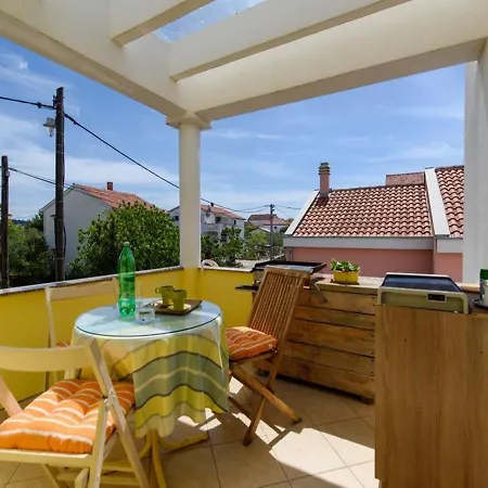 Spacious In With Balcony Dom wakacyjny Sukošan